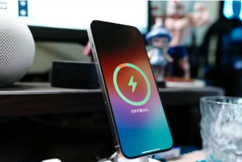 翁田镇苹果15换屏服务分享用什么充电器给iPhone15充电更好 